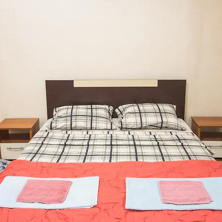Апартаменты Summer Square - 2 Bedrooms Retro Flat With Great Location, 1st Fl