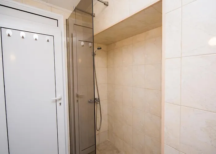 Summer Square - 2 Bedrooms Retro Flat With Great Location, 1st Fl *