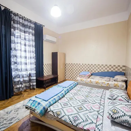 Summer Square - 2 Bedrooms Retro Flat With Great Location, 1st Fl *