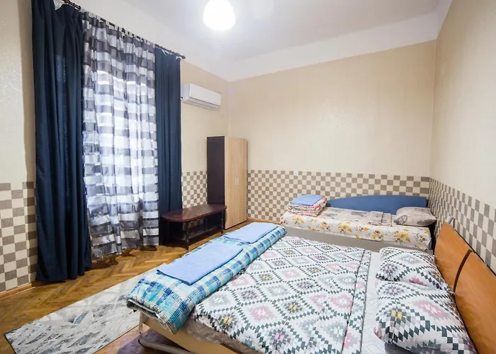 Summer Square - 2 Bedrooms Retro Flat With Great Location, 1st Fl *